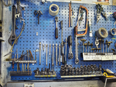 En vägg med uppsatta verktyg.