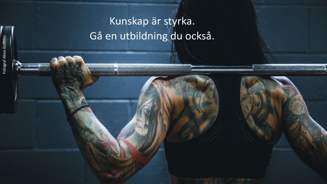 Kvinna som styrketränar och symboliserar att kunskap är styrka.