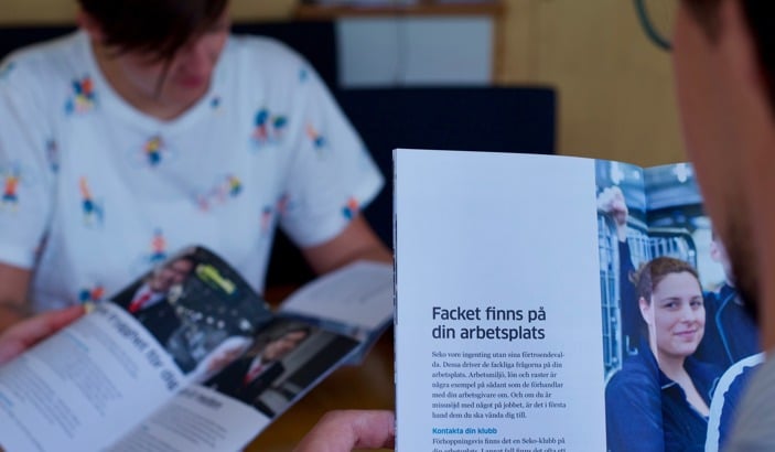 Tre skrattande deltagare på Sekos introduktionsutbildning.