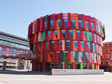 Bild på färgglad byggnads vid Chalmers