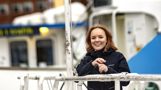 Leende ung kvinna på däck.