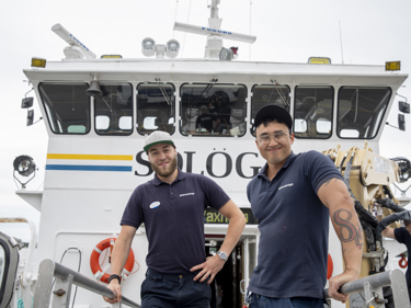 Två av Seko sjöfolks medlemmar från sektion Blidösundsbolaget ombord på båten Solöga.